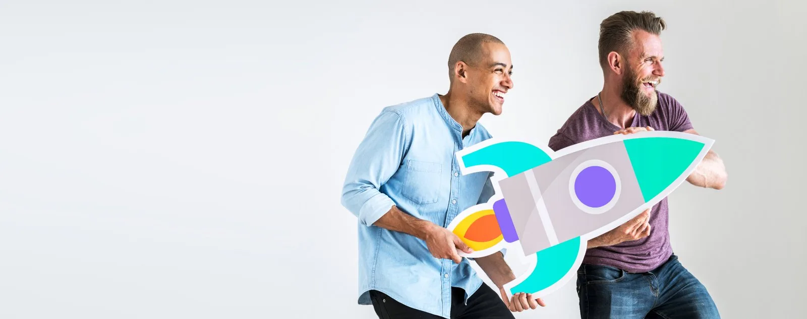 Equipe da Gráfica Seloart segurando um foguete de papelão